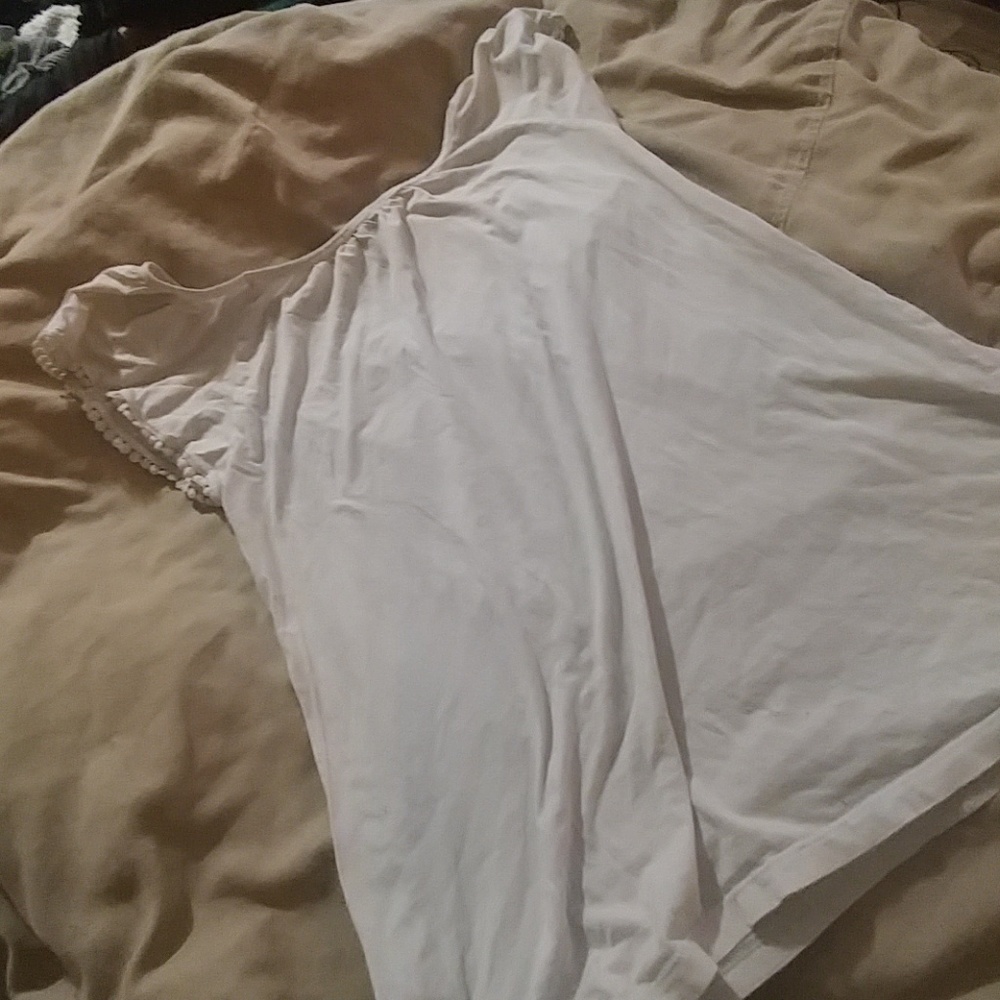 2/$10 Gap White Blouse with Sleeve Detail - Picture 4 of 4